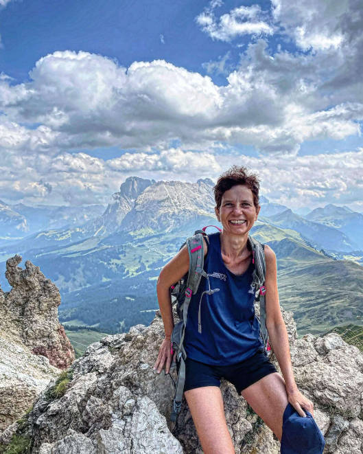 Barbara Chiavarino durante un'escursione nelle Dolomiti, sorridente in montagna