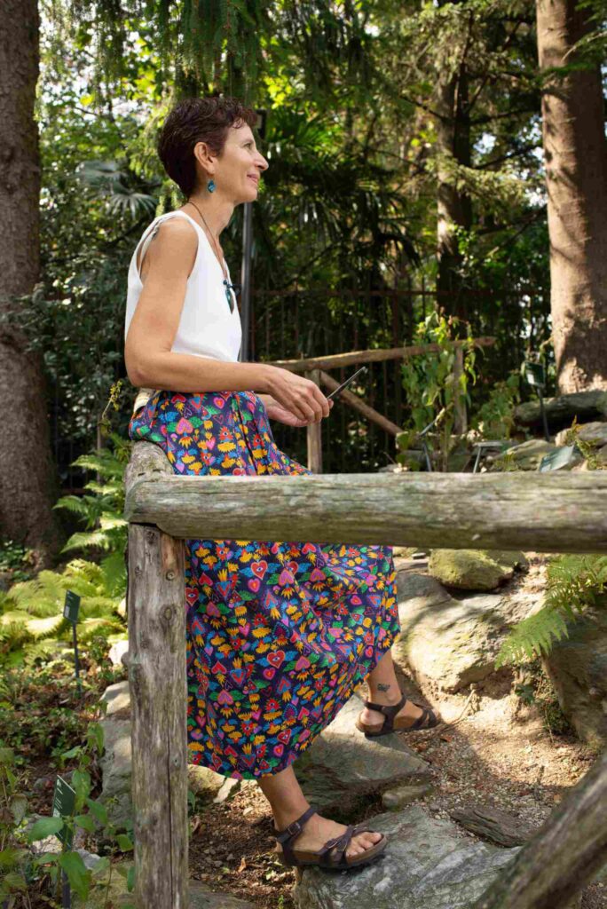 Barbara Chiavarino, professional coach certificata, in un momento di riflessione immersa nella natura